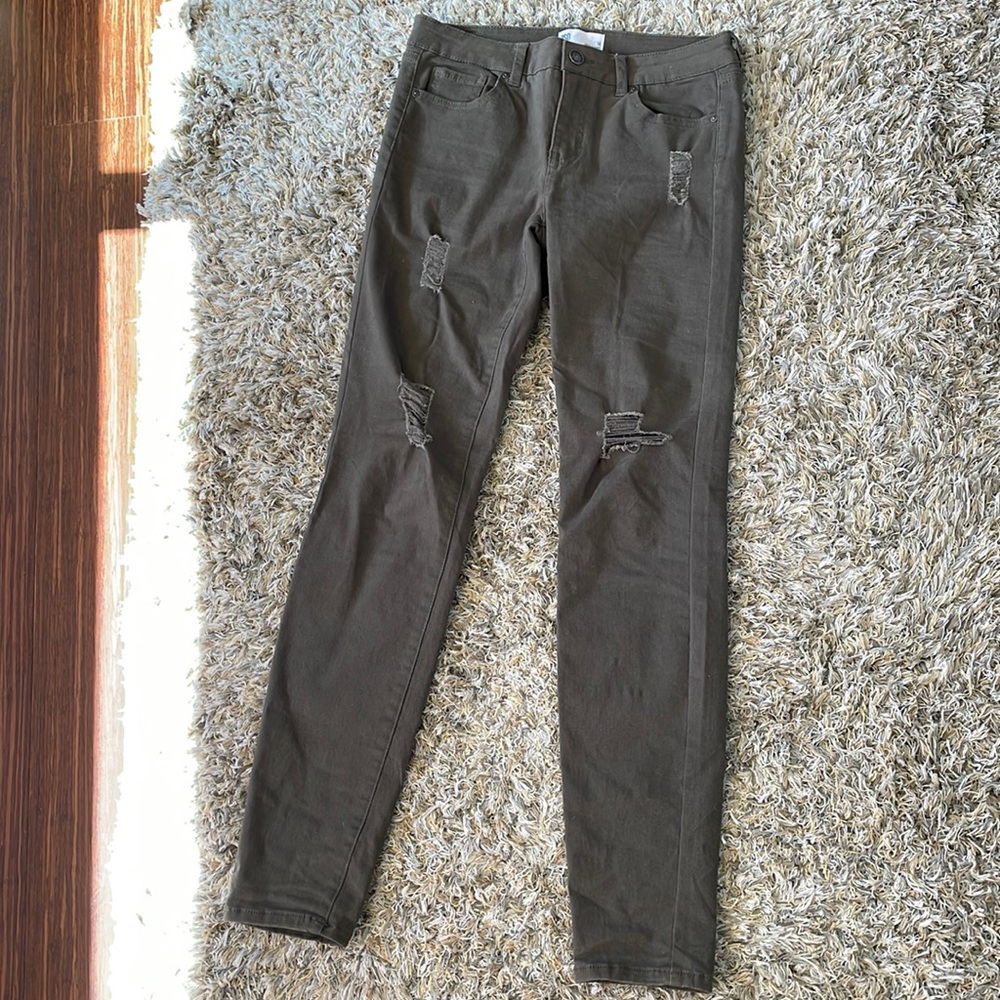 Super cute olive green pants with with little rips on the upper leg